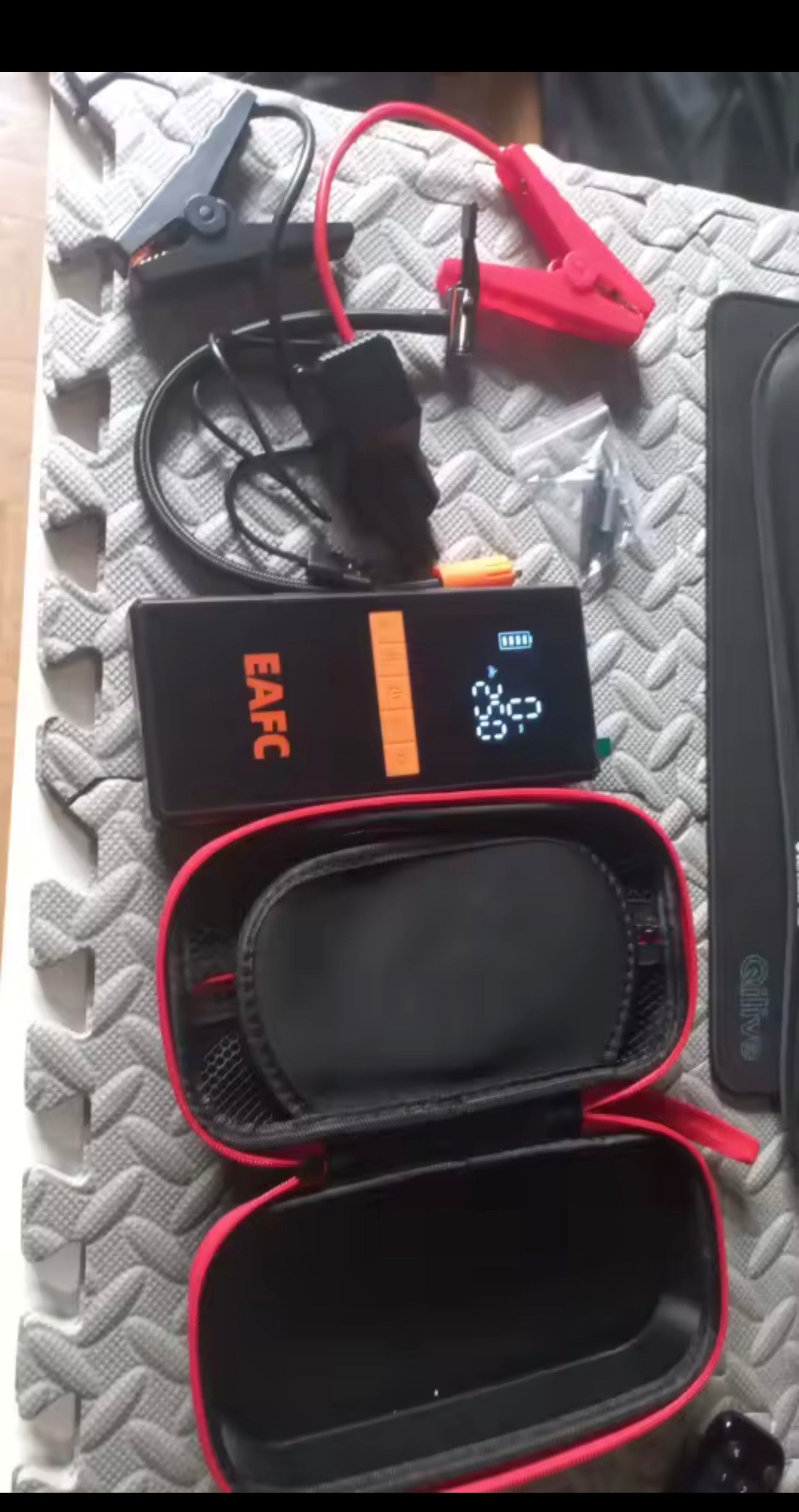 Jump Starter Auto 1200A 4 în 1 – Compresor 150 PSI, Power Bank și Lanternă LED