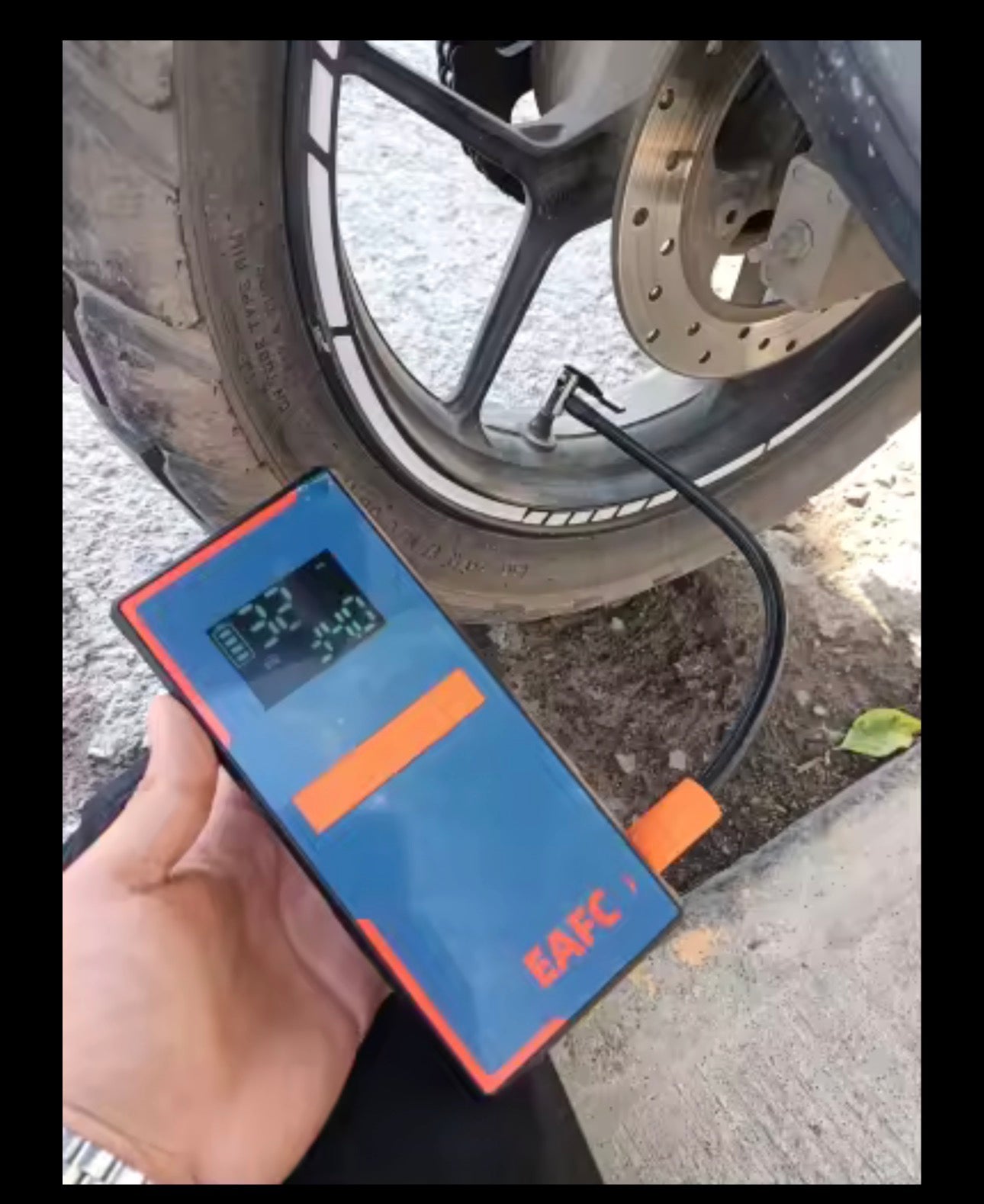 Jump Starter Auto 1200A 4 în 1 – Compresor 150 PSI, Power Bank și Lanternă LED